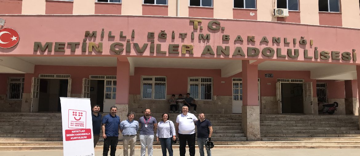 Türkiye iş birliği ile yürütülen “İlk Yardıma İlk Sen Koş” projesi kapsamında Antalya'daki beş okulda yaklaşık bin öğrenciye temel yaşam desteği eğitimleri verildi